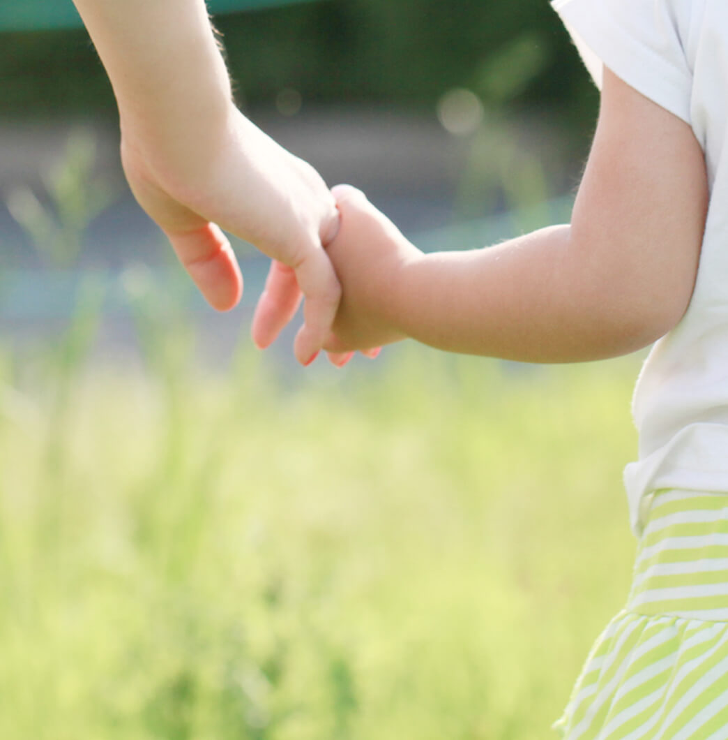 手をつなぐ様子
