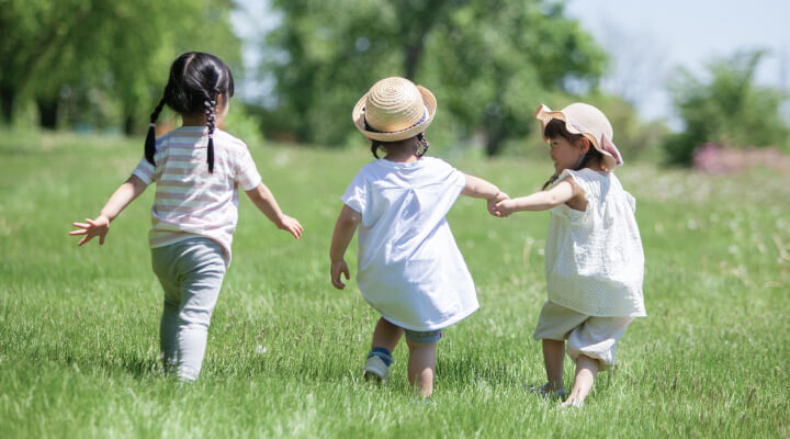 遊ぶ子どもたち