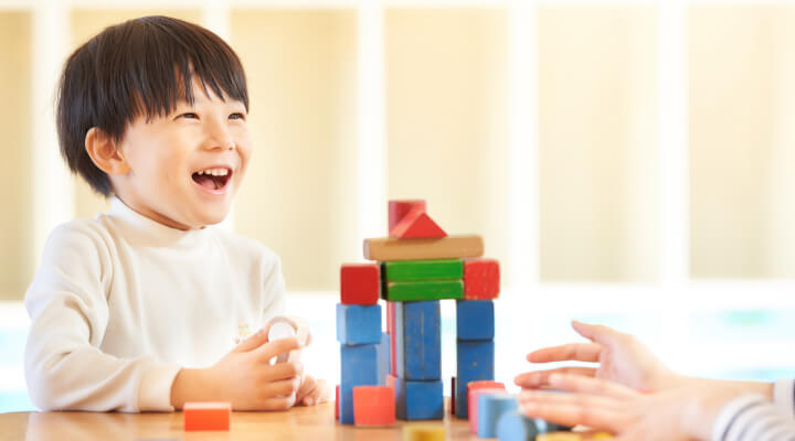 笑顔で遊ぶ子ども