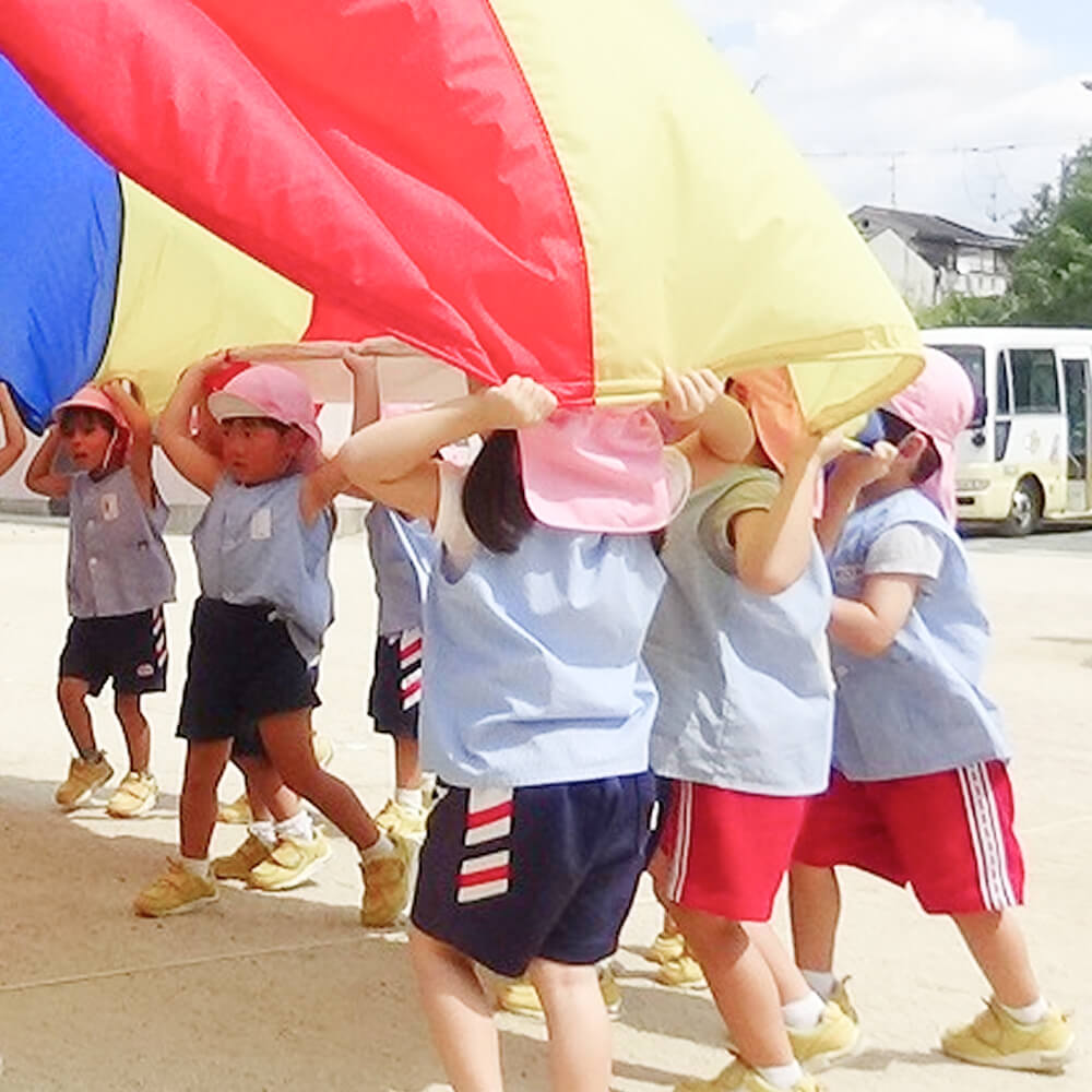 子どもが運動する様子