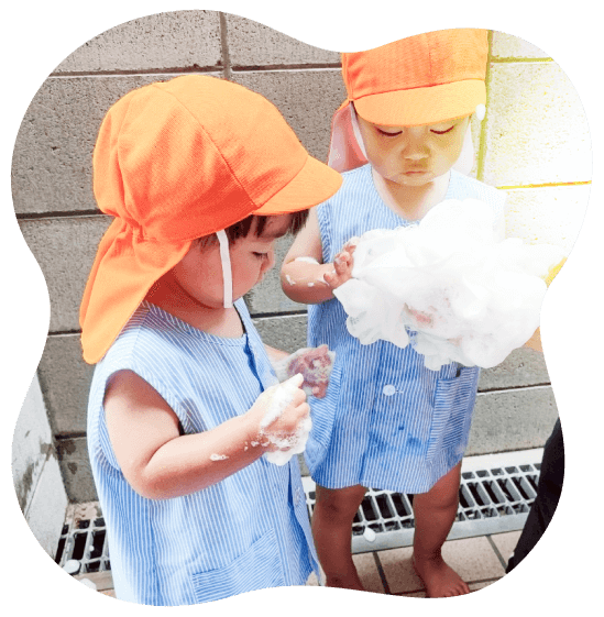 子どもが遊ぶ様子