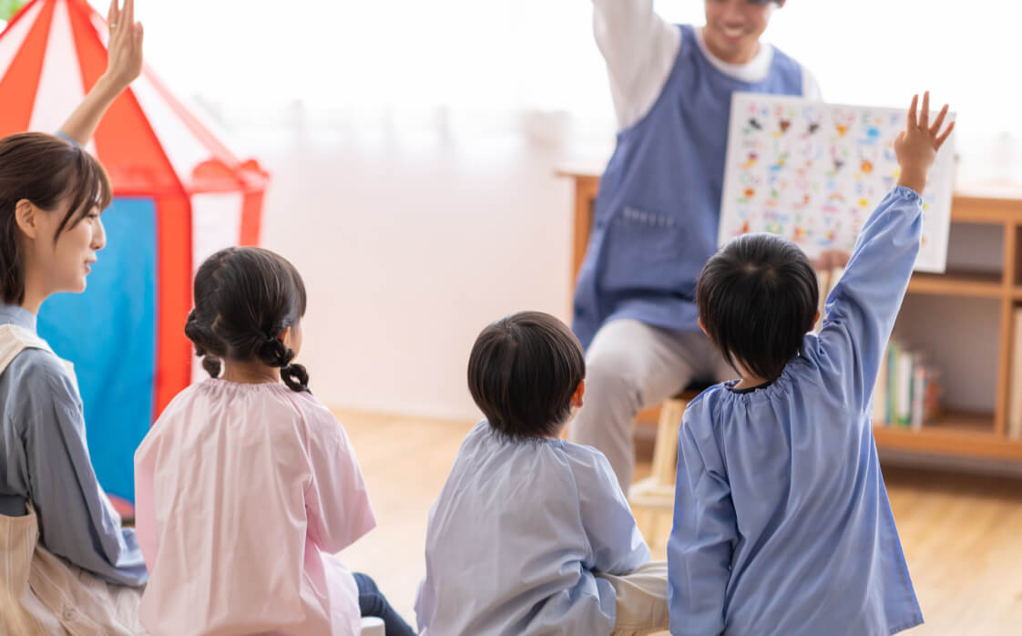 園児たちが手を上げる様子