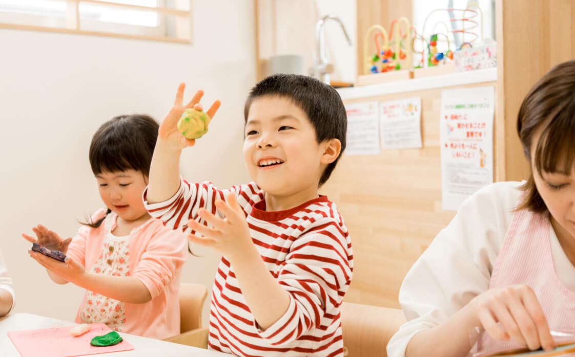 笑顔で工作をする園児