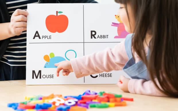 英語学習をする子ども