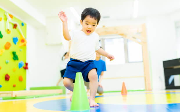 運動をする子ども