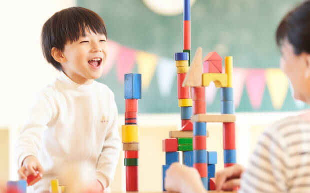 積み木で遊ぶ子ども