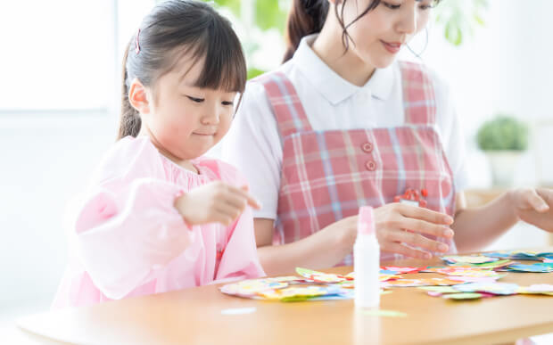 子どもが工作をして遊ぶ様子