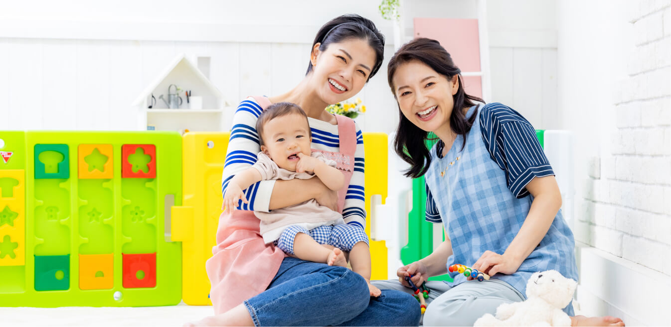 笑顔の保育士と子ども